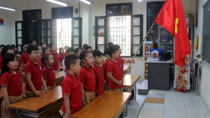 Kindergarten, primary school pupils head back to school in Hanoi